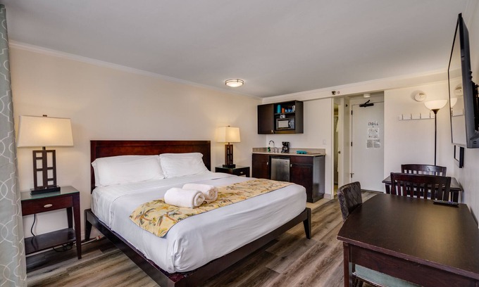 Waikiki Apartment | King Bed Suite at The Bamboo Hotel a central Waikiki Oasis