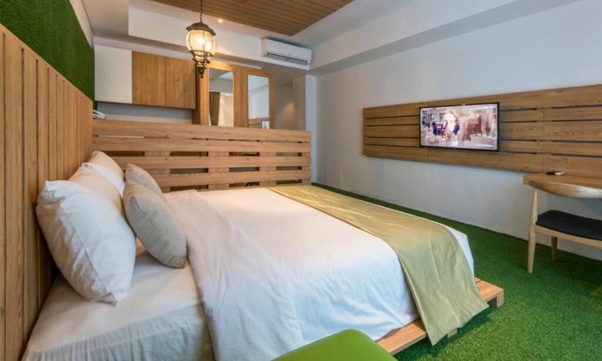 Downtown Kuta Hotel | King Bed Thematic Room in Kuta Beach Area