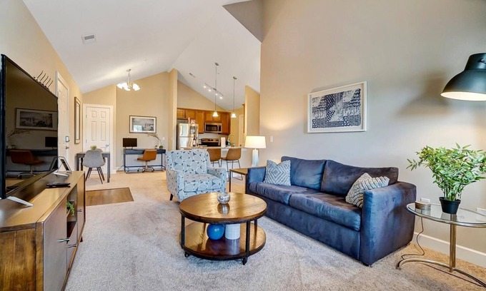 Westerville Apartment | *King Bed*Top Floor*Washer+Dryer*Balcony*WiFi*