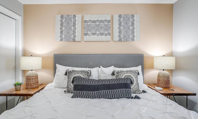 South Arlington Apartment | King Bed ✶WiFi ✶Washer Dryer ✶4K TVs ✶Pets Allowed #425