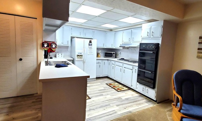 Holiday Island Condo | King Beds, Fireplace, Jacuzzi!