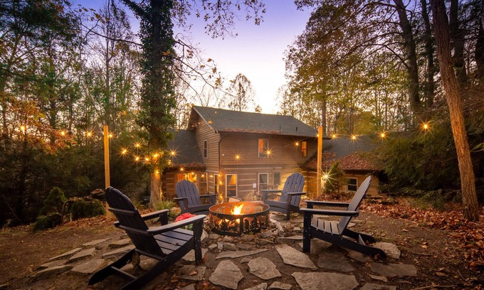 Boone Cabin | KING Beds Hot Tub - Fireplace - Ping Pong - Fire Pit