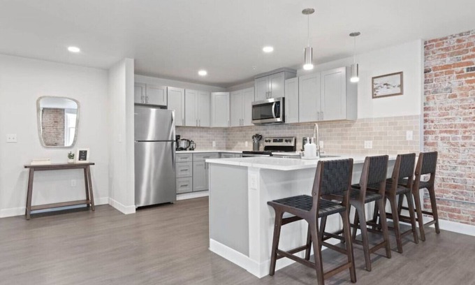 Riverside Apartment | King Beds! J & K on Main Luxury Apartment 406