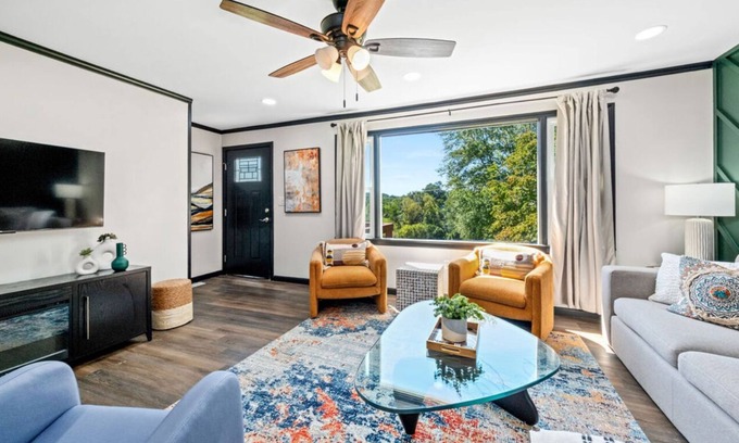Russell House | King Beds, Smart TVs, and Open Layout – Perfect for Families & Business Trips