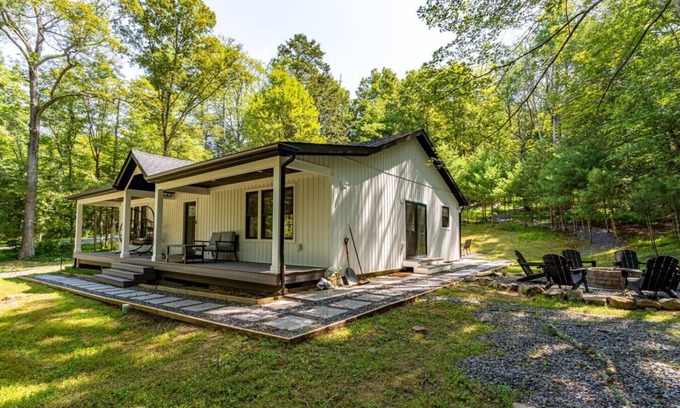 Saugerties Apartment | King Beds, Soaking Tub, WiFi, Firepit Fam Friendly