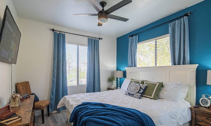 Tempe Condo | King Beds⟫ Swim& Relax⟫ Shop⟫ Dine》DT Tempe 2.5 Mi