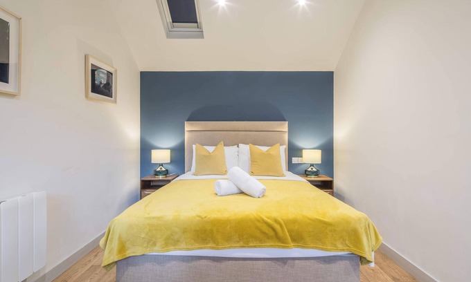 Cambridge Apartment | King Deluxe Ensuite with Courtyard View - Hawking