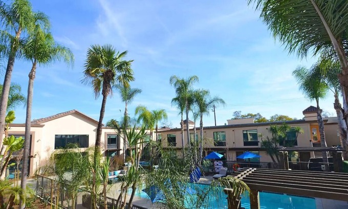 Harbor Hotel | King Deluxe w/Pullout Couch, The Cove Hotel, Heated Pool, Near The Queen Mary
