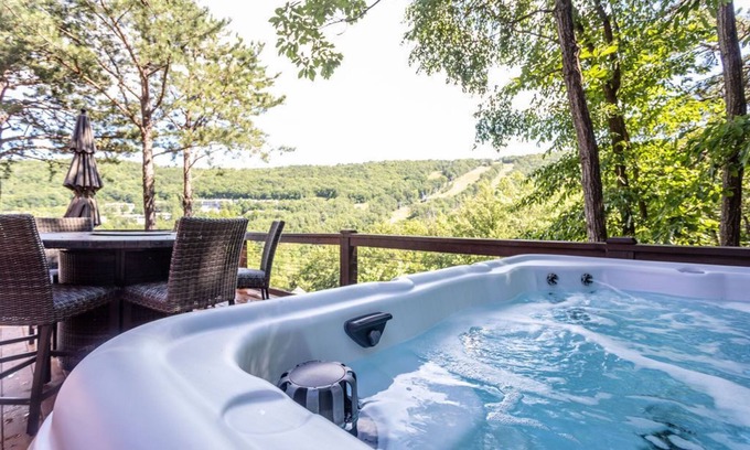 McGaheysville House | King Lodge: 5000sf 7 BR Amazing Slope Views!