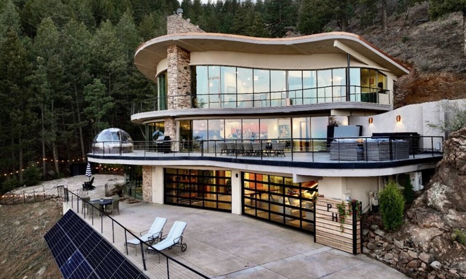 Cheyenne Canyon House | King of the mountain sleeps 12