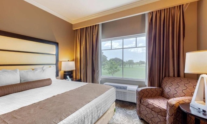Miami Springs Apartment | King Room Near Curtiss Mansion MIA