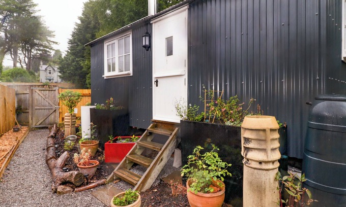 Nantgarw Cottage | KING'S CWTCH SHEPHERD'S HUT, pet friendly, with open fire in Pentyrch