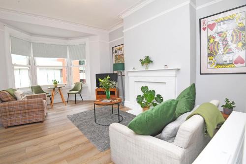 Harrogate City Centre Apartment | King's Suite- Private Parking- Overlooking Harrogate Convention Centre