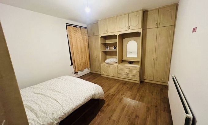 Wembley Central Apartment | king size room in well decorated flat