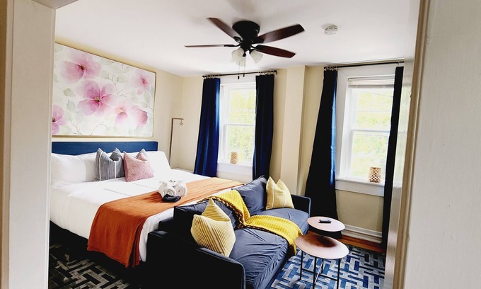 Old Town West Apartment | King St Fashionable Unit. Location is Key! Be In The Center Of All The Action