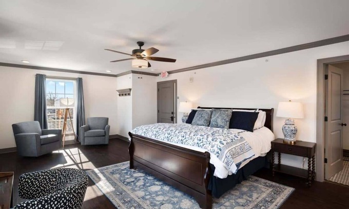 Parkville Apartment | King Studio on Main|Parkville|Cozy&Relaxing
