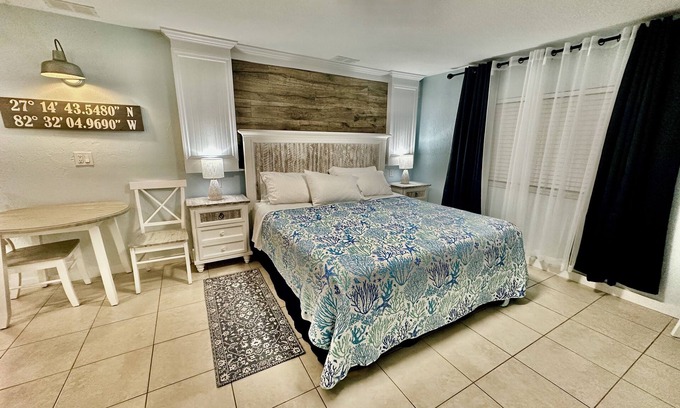 Sarasota Apartment | KING STUDIO Pool Walk to Siesta key beach King bed DAILY RENTALS SPECAILS
