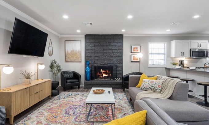 Tulsa House | King Suite-4 Bedroom-Brookside-Riverside