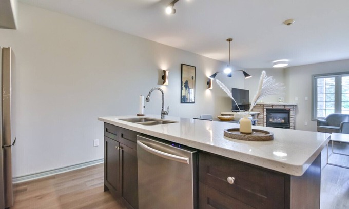 Oro-Medonte Condo | King Suite – heated Pool, Sauna & Kitchen