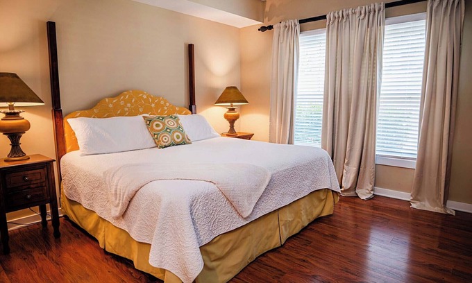 St. Augustine Condo | King Suite- kitchenette- pool & hot tub- near historic district & beaches