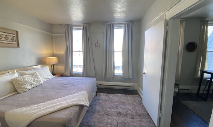 Boone Apartment | King Suite on King Street