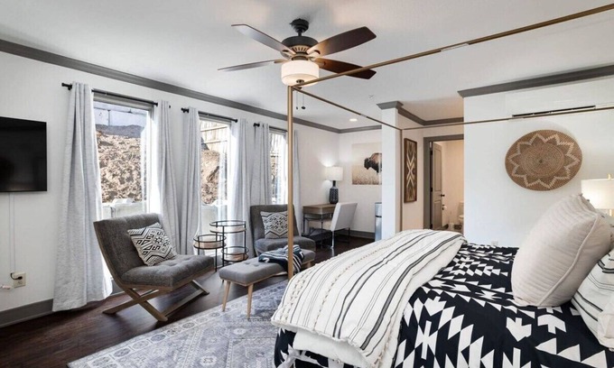Parkville Apartment | King Suite on Main Shops&Eats Parkville