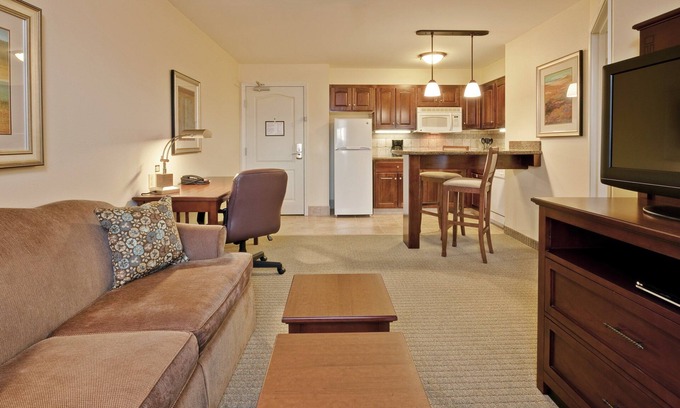 Indianapolis Condo | King Suite | Pool Access + Business Center