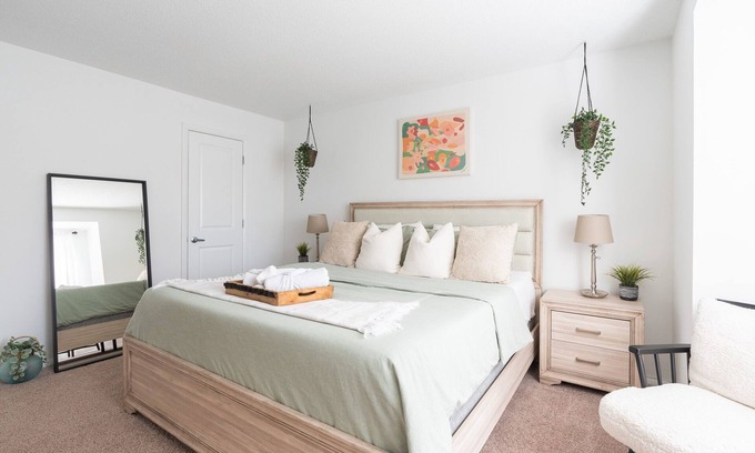 Sharon Woods Apartment | King Suite ♛ South Charlotte | Free Parking & Pool