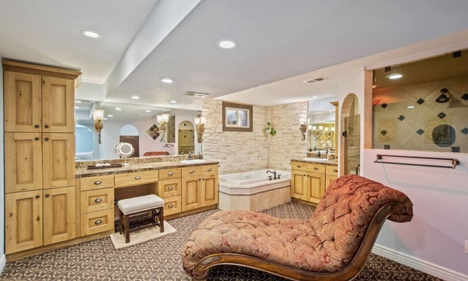 Club Crest Condo | King suite w/hot tub, fire pit, & luxe bathroom