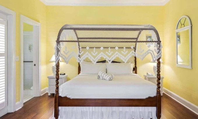 Historic Seaport Apartment | King Suite with Balcony - The James House