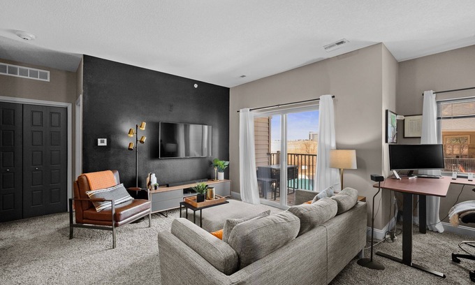 West Des Moines Apartment | King Tempurpedic | Garage | No Stairs