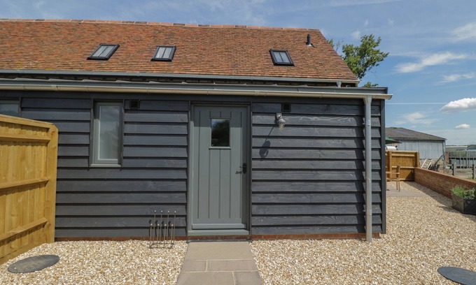South Leigh Cottage | KINGFISHER, 2 THE OLD STABLES, pet friendly, with a garden in Witney