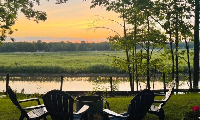 Sanford House | Kingfisher Cabin: Stunning Views! Lakebed Vistas