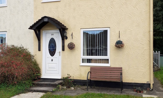 Bont Newydd Cottage | Kingfisher Cottage- river, rambling and relaxing, in a beautiful holiday park