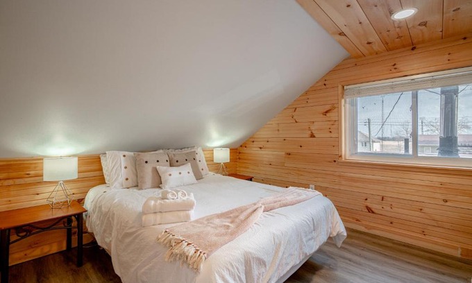 Leamington House | KingFisher Lakehouse - Make Forever Memories Here!