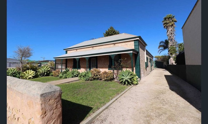 Melville House | 'Kingfisher Lodge' offering a Spacious 4 Bedroom Home with Spa bath