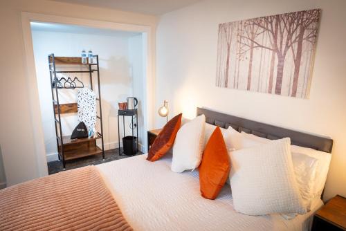 Whitehaven House | Kings Arms Suites - Luxury Double - Waterfall Shower - Self Check In