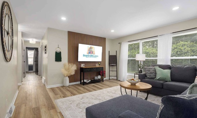 Lee's Summit House | Kings Beds w/TV in Every Room Near DT LeesSummit!
