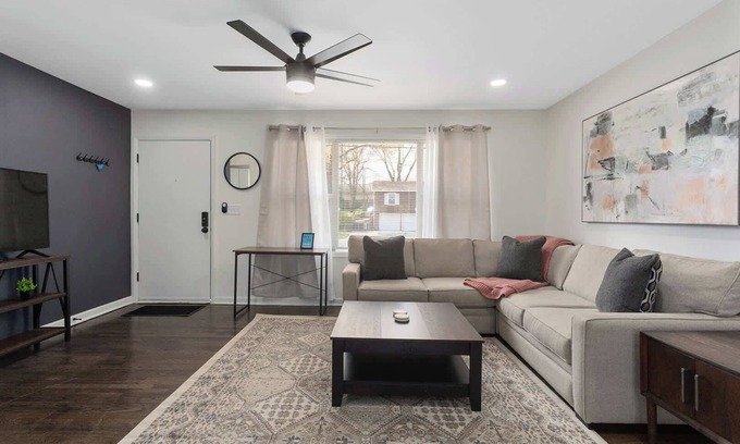 Lee's Summit House | Kings Beds w/TV's Steps to Shops NEW
