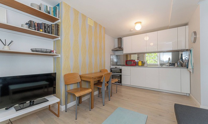 King's Cross Apartment | King’s Cross Charm - Two Bedroom Apartment, Sleeps 4