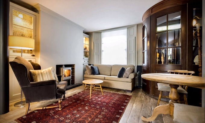 Kings Cross St. Pancras House | Kings Cross, renovated period property, quiet tree lined street, central London