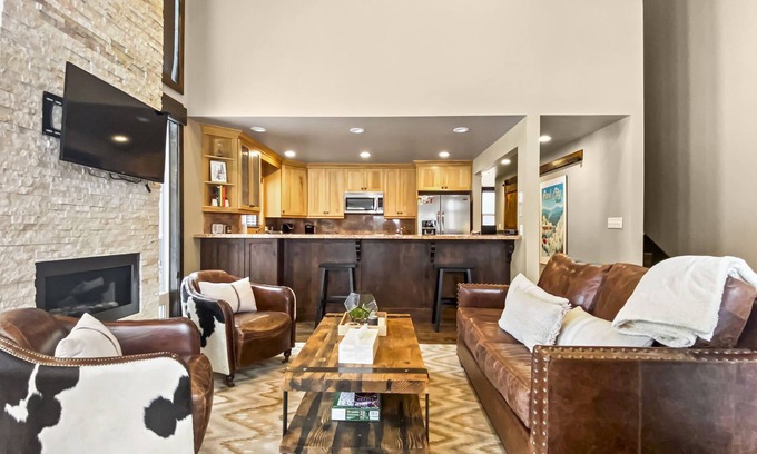 North Park City Condo | Kings Retreat! Walk to Ski Lifts-Year Round Pool and Hot Tub! Golf Course View!