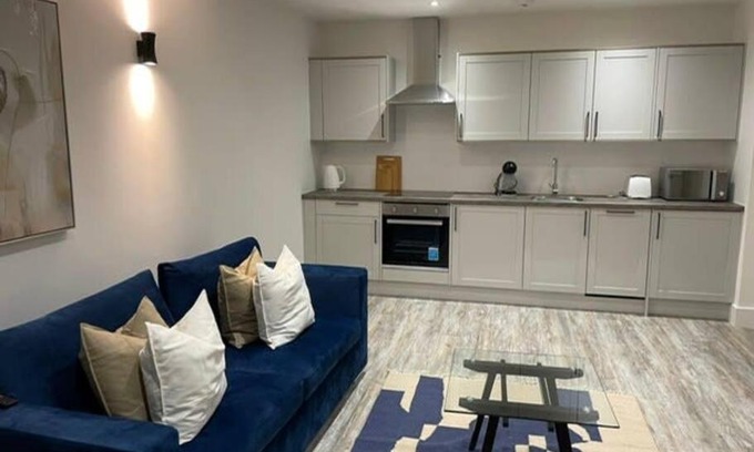 Swindon Apartment | Kingsbridge Point 5 2BR with Free Parking