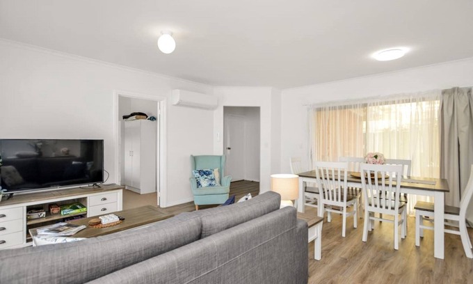 Victor Harbor House | Kingsford Cottage - WIFI, Pet Friendly.