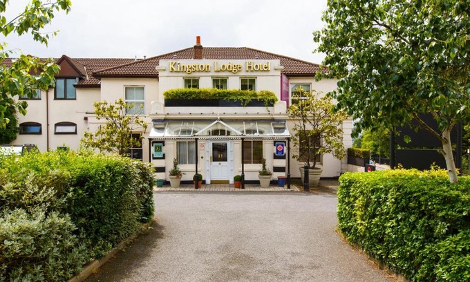 Coombe Hill Hotel | Kingston Lodge Hotel