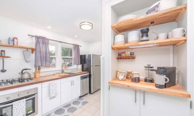 Mansfield Cottage | Kingwood Cottage, a beautiful 2-bedroom cottage across from Kingwood