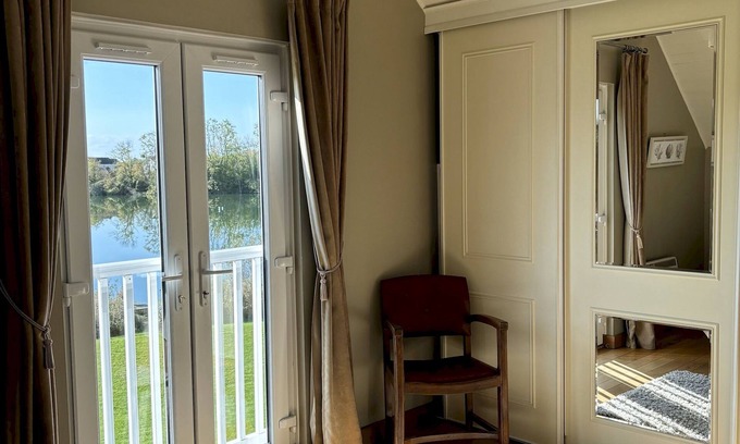 South Cerney Ski Chalet | Kinsale Lodge · Cotswolds Lakeside - Spring Lake
