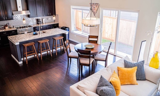North Rose Hill House | Kirkland Luxury Tranquil Retreat 7BR w/Office