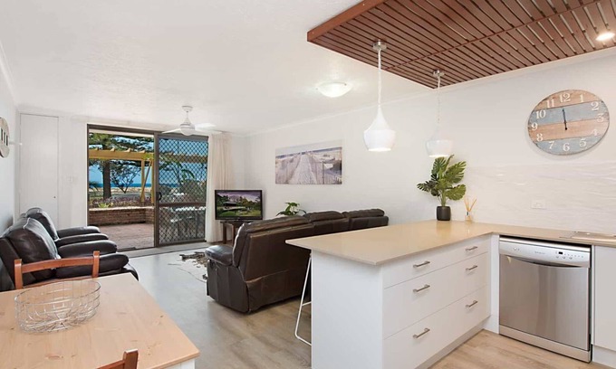 Coolangatta Apartment | Kirra Vista 4 - Beachfront & Ground Floor