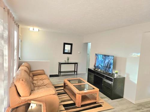 Jasper Place House | Kirvia's retreat 8 minutes to WEM